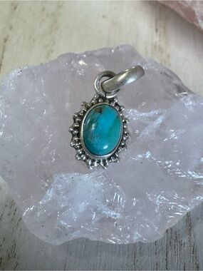Kingman Mojave Turquoise Oval Pendant - Blue Accent